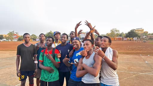 Équipe de joueurs sur le terrain de basket à Ouagadougou